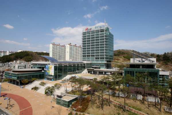 포항시, 스위스 ICSCRM에서 최초 국산화 SiC 잉곳 성장장비 선보여.jpg